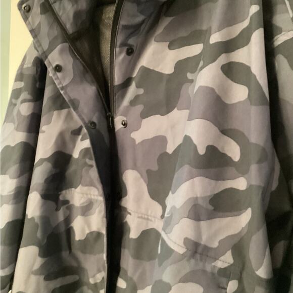Old Navy Active 3x Camouflage Windbreaker, Preloved - Picture 3 of 3
